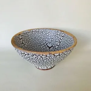 KİM YONG MOON tarafından 9x16 cm ölçülerinde 1150 °C el yapımı gerçek altın dekor tekniği ile yapılmıştır.