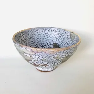 KİM YONG MOON tarafından 10x17 cm ölçülerinde 1150 °C el yapımı gerçek altın dekor tekniği ile yapılmıştır.