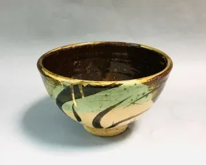 KİM YONG MOON tarafından 10,5x17 cm ölçülerinde 1150 °C el yapımı gerçek altın dekor tekniği ile yapılmıştır.