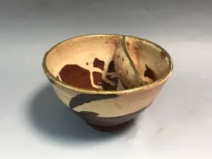 KİM YONG MOON tarafından 8,5x15 cm ölçülerinde 1150 °C el yapımı gerçek altın dekor tekniği ile yapılmıştır.