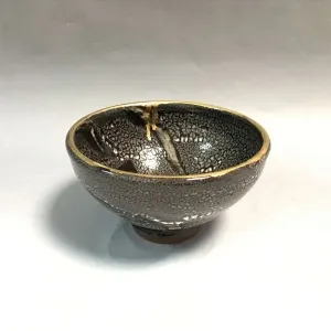 KİM YONG MOON tarafından 8x14  cm ölçülerinde 1150 °C el yapımı gerçek altın dekor tekniği ile yapılmıştır.