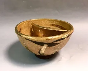 KİM YONG MOON tarafından 9,5x16 cm ölçülerinde 1150 °C el yapımı gerçek altın dekor tekniği ile yapılmıştır.