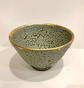 KİM YONG MOON tarafından 9x14 cm ölçülerinde 1150 °C el yapımı gerçek altın dekor tekniği ile yapılmıştır.