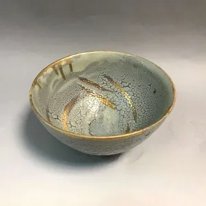 KİM YONG MOON tarafından 9x16 cm ölçülerinde 1150 °C el yapımı gerçek altın dekor tekniği ile yapılmıştır.