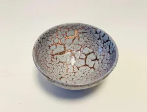 KİM YONG MOON tarafından 8x14  cm ölçülerinde Yüksek Derece Pişirim ve Altın Yaldız tekniği ile yapılmıştır.