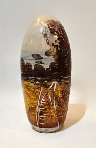 OLGU SÜMENGEN BERKER tarafından 2024 yılında 8x8x17 cm ölçülerinde Stoneware çamur, tornada şekillendirme, 1220 °C pişirim, sıraltı boyalar, şeffaf sır decal baskı, beyaz altın lüster tekniği ile yapılmıştır.