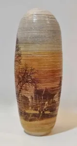 OLGU SÜMENGEN BERKER tarafından 2024 yılında 9x9x22 cm ölçülerinde Stoneware çamur, tornada şekillendirme, 1220 °C pişirim, sıraltı boyalar, şeffaf sır decal baskı tekniği ile yapılmıştır.