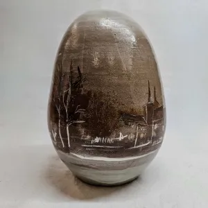 OLGU SÜMENGEN BERKER tarafından 2024 yılında 16x16x26 cm ölçülerinde stoneware çamur, tornada şekıllendirme dekal baskı, sıraltı boya renklı sırlar beyaz ve sarı altın lüster 1220 °C pişirim tekniği ile yapılmıştır.