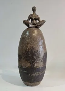 OLGU SÜMENGEN BERKER tarafından 2023 yılında 12x12x35 cm ölçülerinde stoneware çamur, tornada ve elle şekillendirme, dekal baskı, 1220 °C pişirim tekniği ile yapılmıştır.