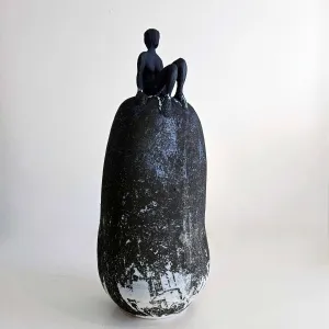 OLGU SÜMENGEN BERKER tarafından 2023 yılında 12x12,5x34 cm ölçülerinde stoneware çamur, tornada ve elle şekıllendirme, transfer baskı, pigment ve astarlar, 1220 °C pişirim, tekniği ile yapılmıştır.