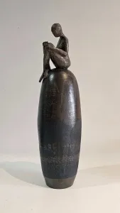 OLGU SÜMENGEN BERKER tarafından 2023 yılında 11x11x38 cm ölçülerinde stoneware çamur, tornada ve elle şekillendirme, dekal baskı, 1220 °C pişirim tekniği ile yapılmıştır.