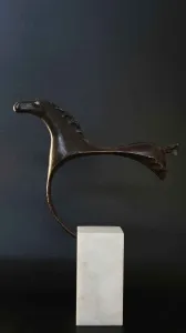 SELÇUK YILMAZ tarafından  73x54x11 cm ölçülerinde  bronz tekniği ile yapılmıştır.