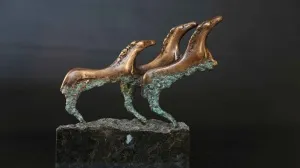 SELÇUK YILMAZ tarafından  24x26x10 cm ölçülerinde  bronz tekniği ile yapılmıştır.