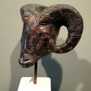 SERKAN SUPHİ ERTUĞRUL tarafından 2019 yılında 45x22x16 cm ölçülerinde Bronz tekniği ile yapılmıştır.