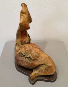 AZİMET KARAMAN tarafından 2019 yılında 34x31x19 cm ölçülerinde Pişmiş Toprak tekniği ile yapılmıştır.