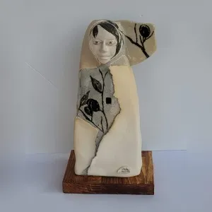 FERDA MELTEM ULUDAĞ tarafından 2024 yılında 25x13x10 cm ölçülerinde Plaka tekniği, stoneware, mono baskı, 1100°C tekniği ile yapılmıştır.