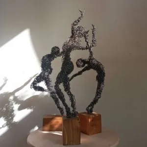 FURKAN ÖZMEN tarafından 2022 yılında 30x20x8 cm ölçülerinde Elle şekillendirme, Metal tel tekniği ile yapılmıştır.