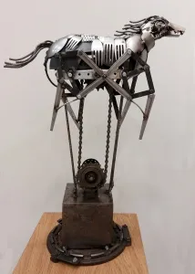 MUSTAFA TUĞRUL tarafından 2021 yılında 58x41x23 cm ölçülerinde Metal atık malzeme tekniği ile yapılmıştır.